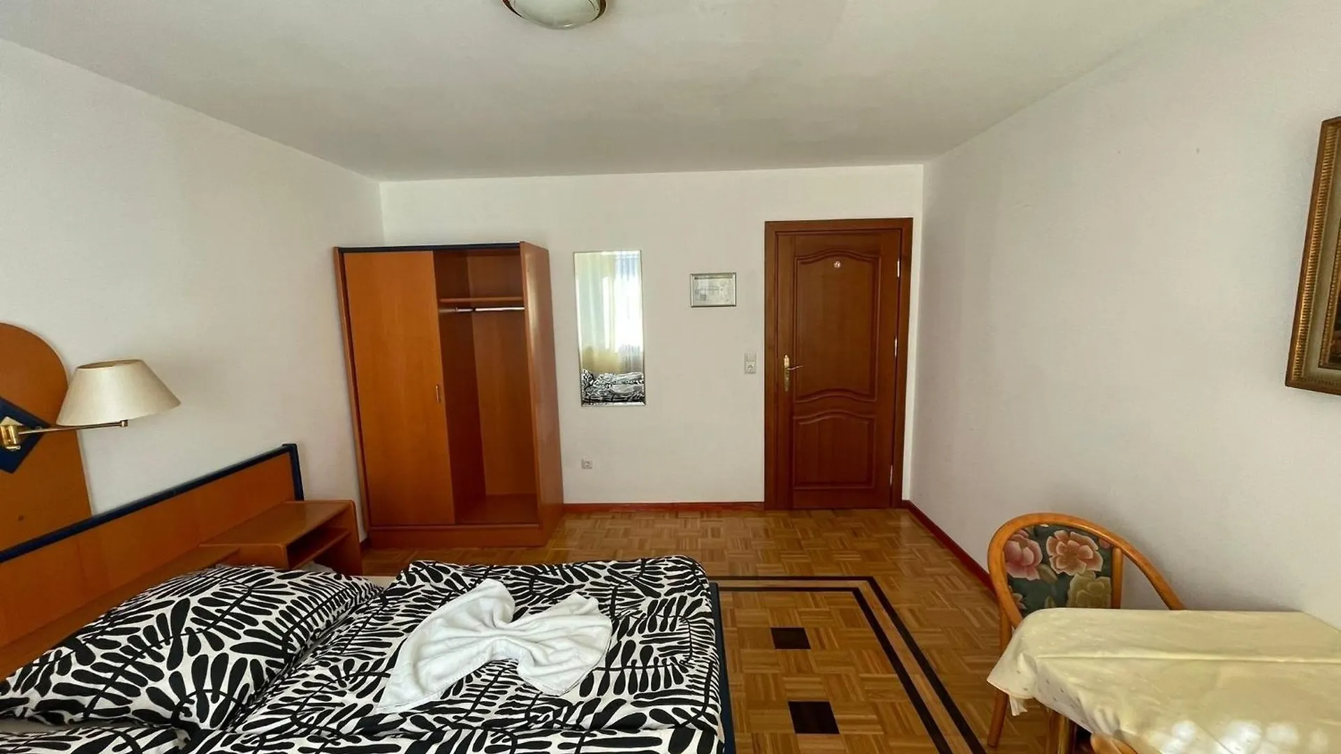 Pension Doppelbett Mit Balkon Zimmer 21 Nürnberg Tyskland