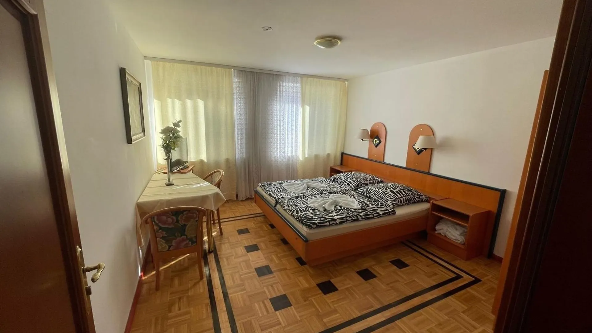 Pension Doppelbett Mit Balkon Zimmer 21 Nürnberg