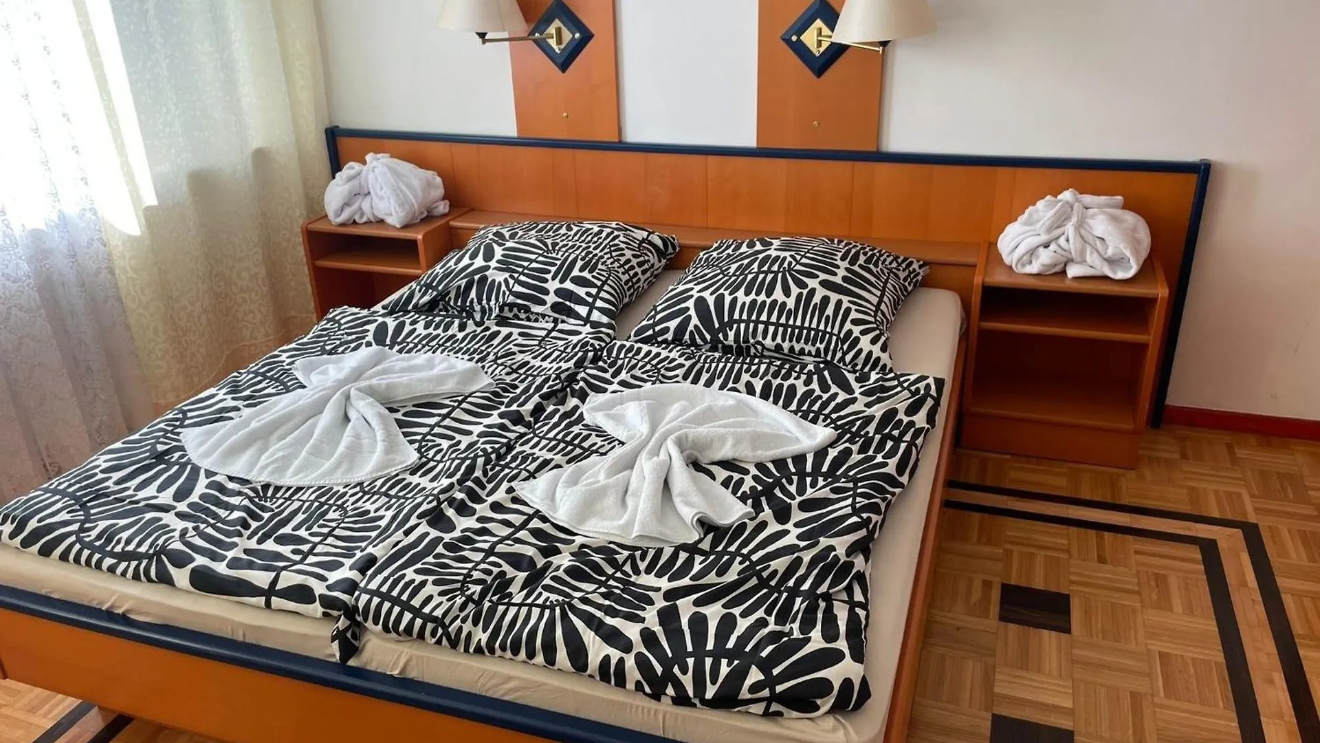 Pension Doppelbett Mit Balkon Zimmer 21 Nürnberg